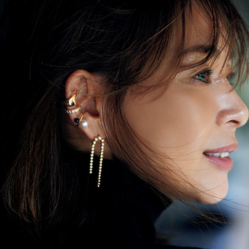 黒タートルにこそあわせたい！「イヤカフとピアス」の重ねづけで横顔印象チェンジ