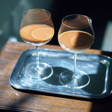 【夏のお茶時間が豊かになる食器】「ロブマイヤー」のグラスでアイスミルクティーをいただく贅沢