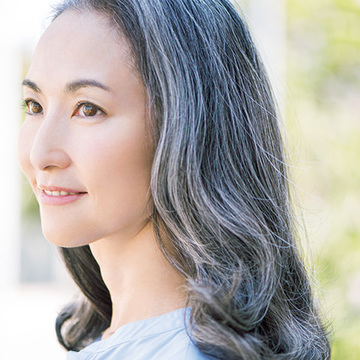 自分を解放する　“グレイへア”という選択【50代白髪対策】