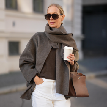 冬本番に真似したい！ コートとマフラーは同色が新ルール【おしゃれな大人は何着てる？海外ファッションSNAP】