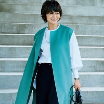 シンプルな「テーパードパンツ」にはジレをはおって洗練度アップ【富岡佳子のトレンドパンツコーデ】