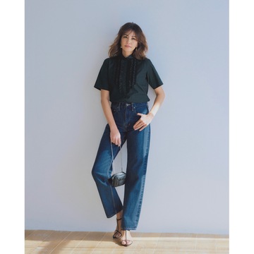 前立てフリルの端正なシャツで、定番デニムを上品に着こなす。最高気温33℃｜7/19(金)【50代の毎日コーデ】