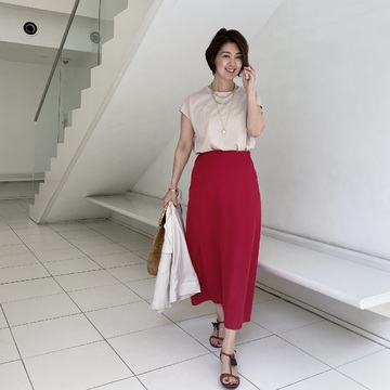 サテンなピンクスカートをまとって