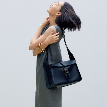 トッズの黒バッグを装いの主役にして夏コーデを格上げ！【アラフィー夏の黒の着こなし】