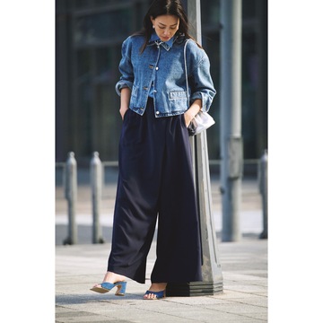 デニムジャケット×ネイビーパンツのブルーグラデ配色が大人のカジュアルをクラスアップする。最低気温16℃｜5/9(金)【50代の毎日コーデ】