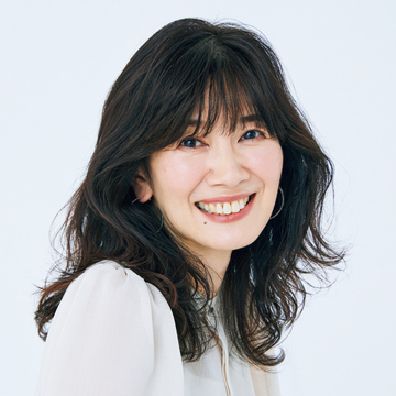 長めヘアは、パーマを部分的にかけてメリハリをつける【50代髪型・ヘアスタイル】