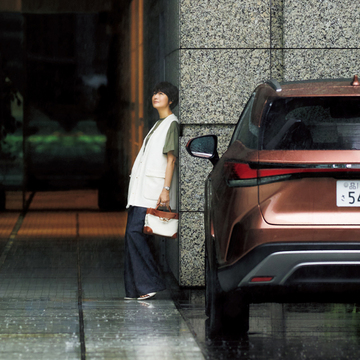 【富岡佳子のドライブスタイル】ブロンズカラーのレクサスに軽やかなリュクスコーデが映える