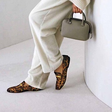 着こなしのアクセントに効く！この秋は人気のアニマル柄を“ローファー”で取り入れる