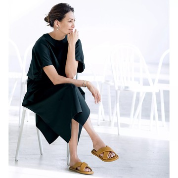 足の専門家と共同開発したインソールが特徴！マダム戸野塚が別注「Chatelles×éclat」クロスデザインサンダル