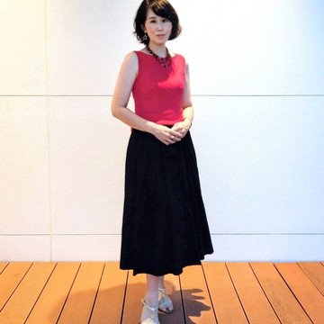 “大きく効かせる黒”とルビーレッドのノースリーブ