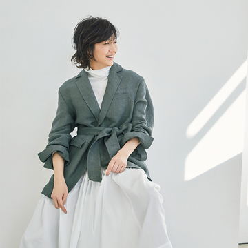 ベルトで着こなしの鮮度アップ！「ポステレガント」の春ジャケット【富岡佳子の“春の相棒ジャケット”】