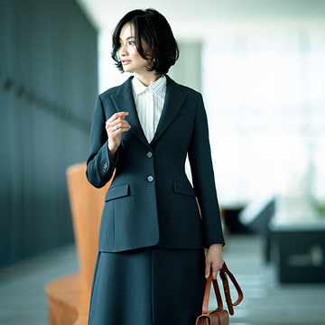 個性的なシルエットで存在感アップ！「スーツスカート」でビジネスシーンに華やかさ添える【マダム戸野塚流「働くスーツ」】
