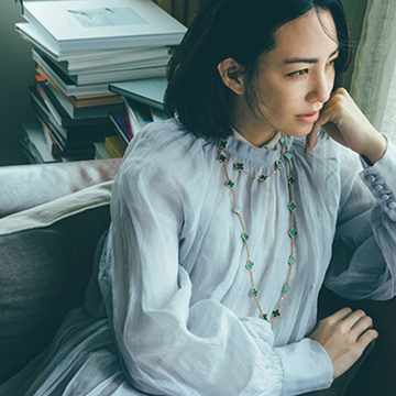 “長×短”でリズムをつけて！「ヴァン クリーフ＆アーペル」の名品ネックレス