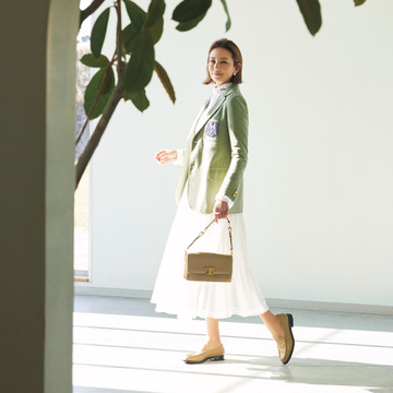 最高気温19℃の日は淡色ジャケットで春の陽気を受けとめて｜3/1 (水)【50代の毎日コーデ】