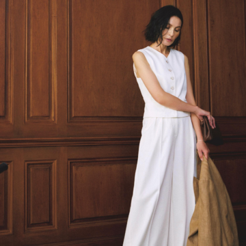 きちんと感と軽快さをあわせ持つベスト×ワイドパンツのセットアップで新感覚の通勤コーデに。最高気温30℃｜8/11(月)【50代の毎日コーデ】