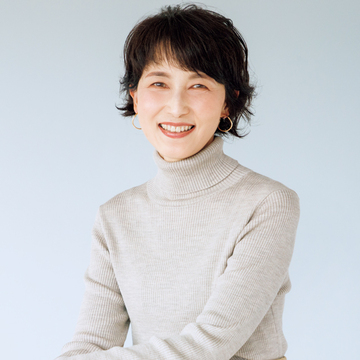 【50代髪型・ヘアスタイル】くせ毛を活かしたパーマで魅力度アップの“こなれショート”