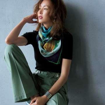 【50代のセンスある日常着】大人がカーゴパンツをはくなら、ひねりのきいたデザインの一本を