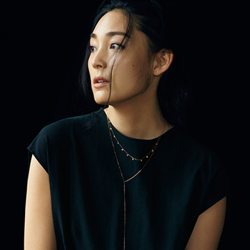 顔ラインをシャープに！ 洗練度を上げる「辛口ネックレス」【大人が頼れるジュエリー】