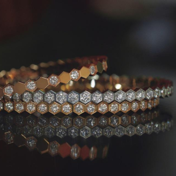 【ダイヤモンドの幸福感】ショーメのアイコン・ハニカムパターンにダイヤモンドが輝くバングル