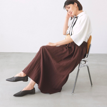 旬なブラウンのスカートをリボンタイつきブラウスで上品さを倍増させて。気温25℃｜10/7(火)【50代の毎日コーデ】