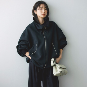 ボリューム感のあるジップジャケットで冬のダークカラーコーデをこなれさせる。気温12℃｜12/12(金)【50代の毎日コーデ】