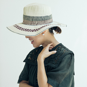 Q.ヘアスタイルをくずさない帽子のかぶり方が知りたい！【大草直子の夏のファッション相談室】