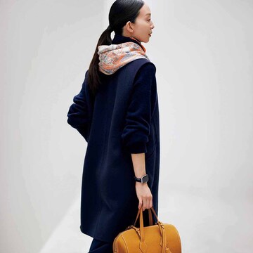 「カレH 100」のストールを360度華やぐフード風にアレンジ！【冬の主役になるエルメスのスカーフ】