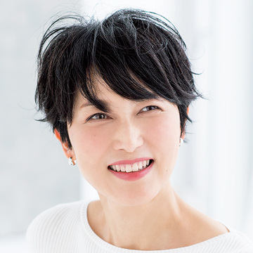 おしゃれで優しい雰囲気を醸し出す、マッシュショートヘア【50代髪型・ヘアスタイル】