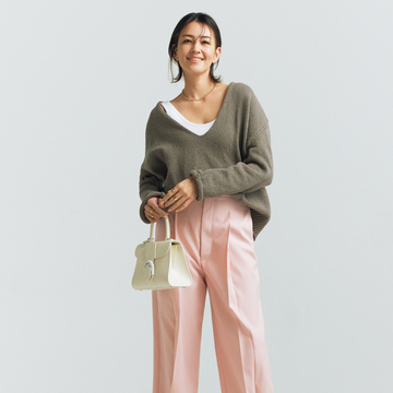 春のニュアンスカラーコーデは白タンクをちらりとのぞかせておしゃれ度を引き上げ！