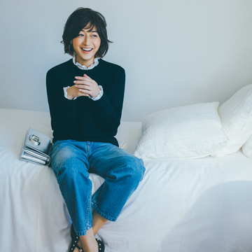 王道黒ニットから“微糖”白ブラウスをのぞかせ脱・マンネリ【富岡佳子の最愛ベーシック】