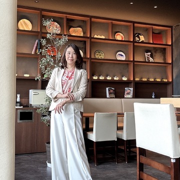 優美なセミワイドホワイトパンツで軽やかにオンもオフも大人エレガント♡