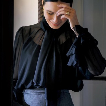 定番色でも無難にならないポイントは？「シアーな黒」で洗練されたコーデに！