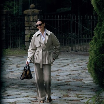 淡色でもぼやけずメリハリあるスタイルに！大人女性を優美に見せてくれる「すそバルーンジャケット」