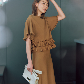 【新・セットアップの着映え力】上品なかわいらしさのフリルをニットタイプで新鮮に