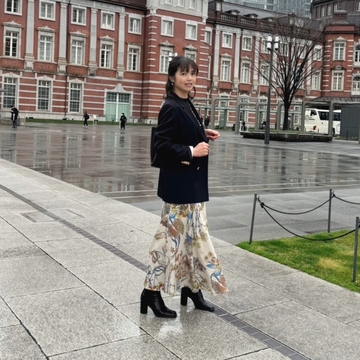 花柄プリントの春スカートで丸の内ランチへ♡      