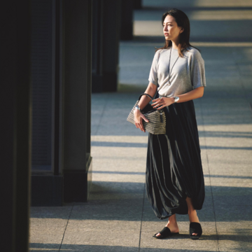 ギャザースカートの優美なドレープが、夏のモノトーンコーデの洗練度を引き上げる。気温30℃｜7/26(土)【50代の毎日コーデ】