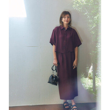 端正なIラインシルエットのシャツスタイルはボルドーの色で女っぽさを高める。最高気温30℃｜8/31(木)【50代の毎日コーデ】