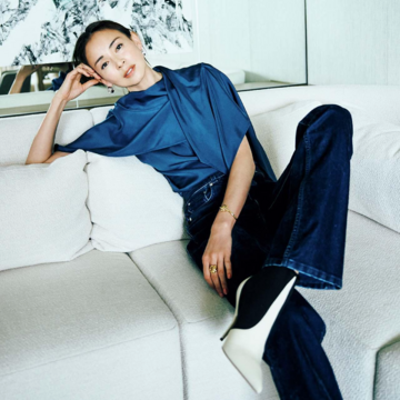 力強いディープブルーがコーデに新鮮さを添える「フェラガモ」の新コレクション