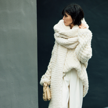 ニット素材のストールを「ぐるり巻き」して新しいセットアップスタイルに【今どきストールの新流儀】