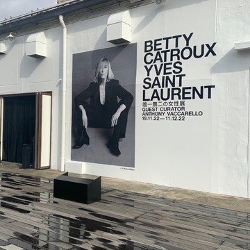SAINT LAURENT 唯一無二の女性展