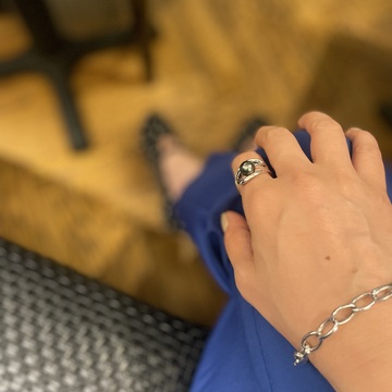 黒蝶真珠のリングを大人カジュアルに。