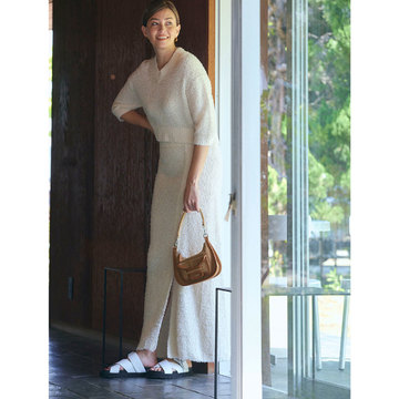 表情のあるサマーニットのセットアップで涼しげ＆女っぽく。気温24℃｜6/1(木)【50代の毎日コーデ】