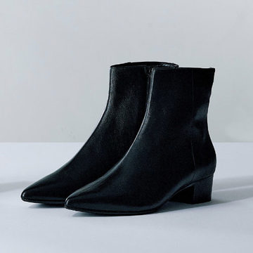 合わせるスタイルを選ばないから重宝確実！大人に似合う黒ショートブーツ