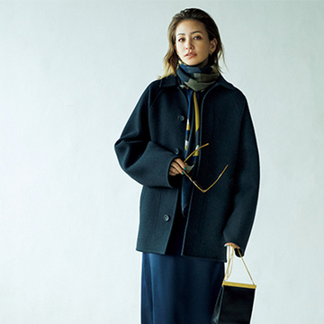 黒でも軽やかに！上品な微光沢のミドル丈コート