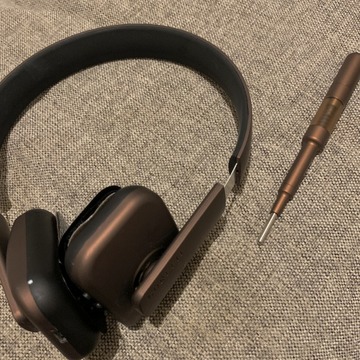 在宅モードの表情筋。50代のマスクたるみを救う話題の美顔器って？【ウェブエクラ編集長オサニャイの「これ、いただくわ」#1】