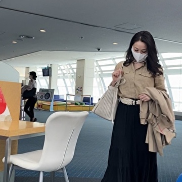 ベージュブラウスで空港コーディネート！
