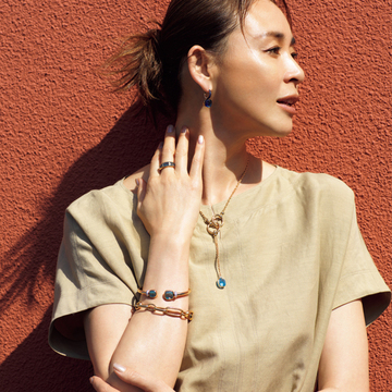 【50代の夏肌が輝くゴールドジュエリー】ポメラートの色石×ゴールドジュエリーに夏おしゃれを託して