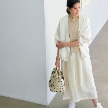 ホワイト系ワントーンコーデはシルクリネンの透け感スカートでヘルシーに見せる