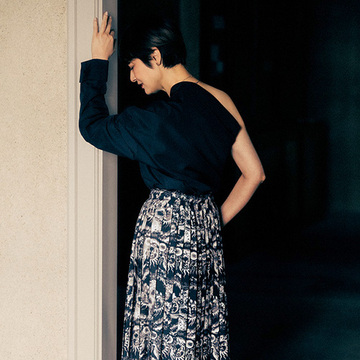 【富岡佳子 ディオールの黒】プリーツスカート×ワンショルダーのシャツ