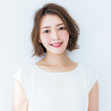 “ごく薄レイヤー×立ち上げ前髪”でボリュームと華やかさのあるボブヘアに【50代髪型・ヘアスタイル】